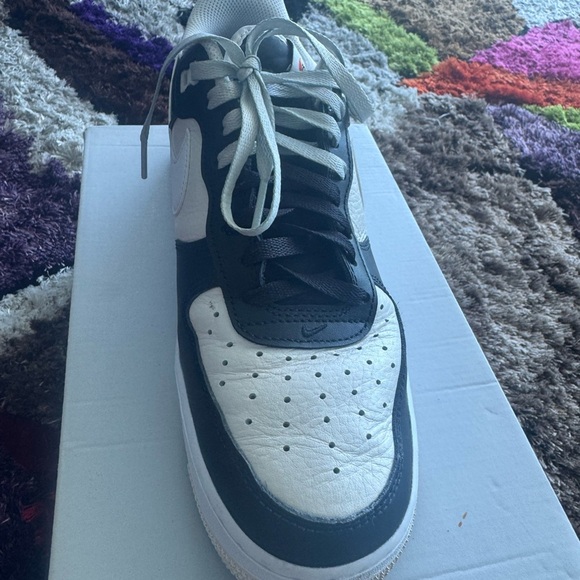 Nike Black and White Sneakers Classic Low-Top Design - Picture 4 of 4